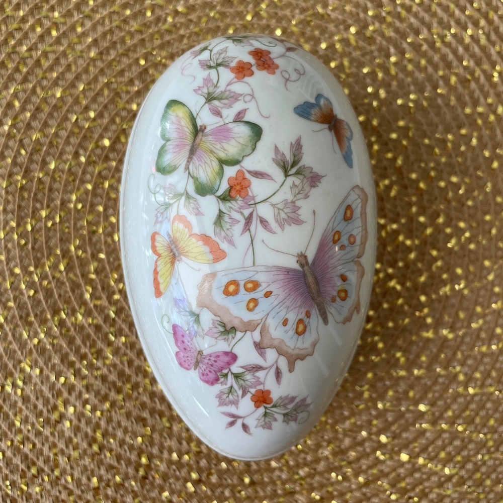 Vintage 1974 Avon Porcelain Egg